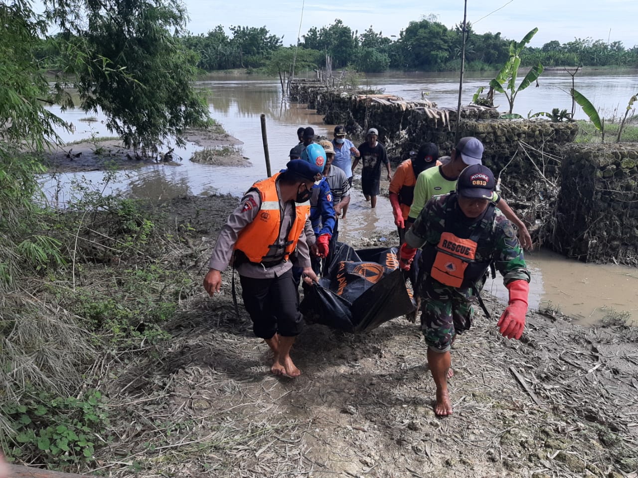 Mayat Tanpa Identitas Ditemukan Mengapung di Bengawan Solo Gendungarum